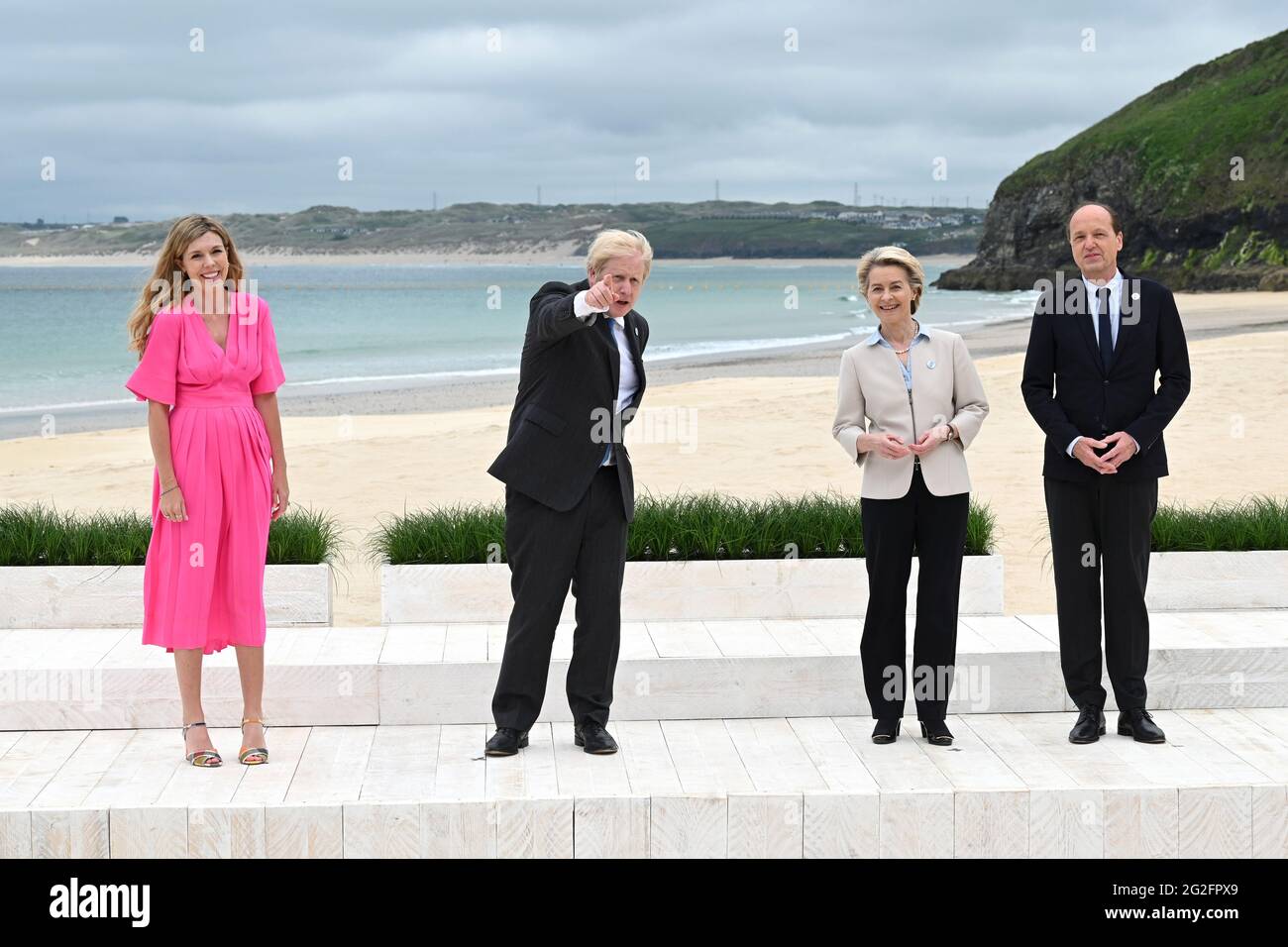 Il primo ministro Boris Johnson e Carrie Johnson (a sinistra) con il presidente della Commissione europea Ursula von der Leyen e suo marito Heiko von der Leyen, durante il benvenuto ufficiale dei leader e la foto di famiglia, durante il vertice del G7 in Cornovaglia. Data immagine: Venerdì 11 giugno 2021. Foto Stock