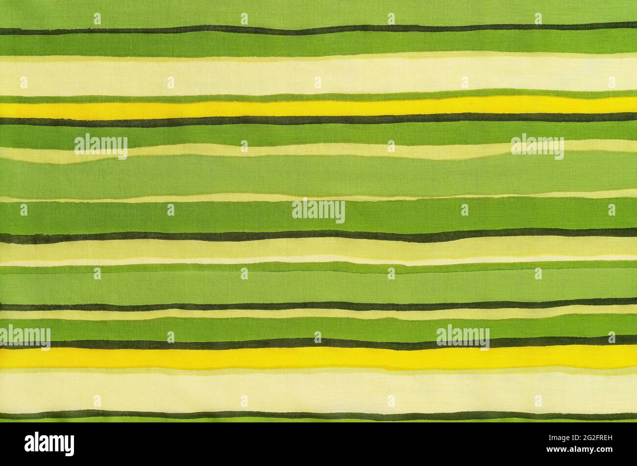Tessuto a righe colorate. Panno di cotone sottile con linee orizzontali colorate. Tessuto con strisce di colore verde giallo beige marrone come sfondo. Foto Stock