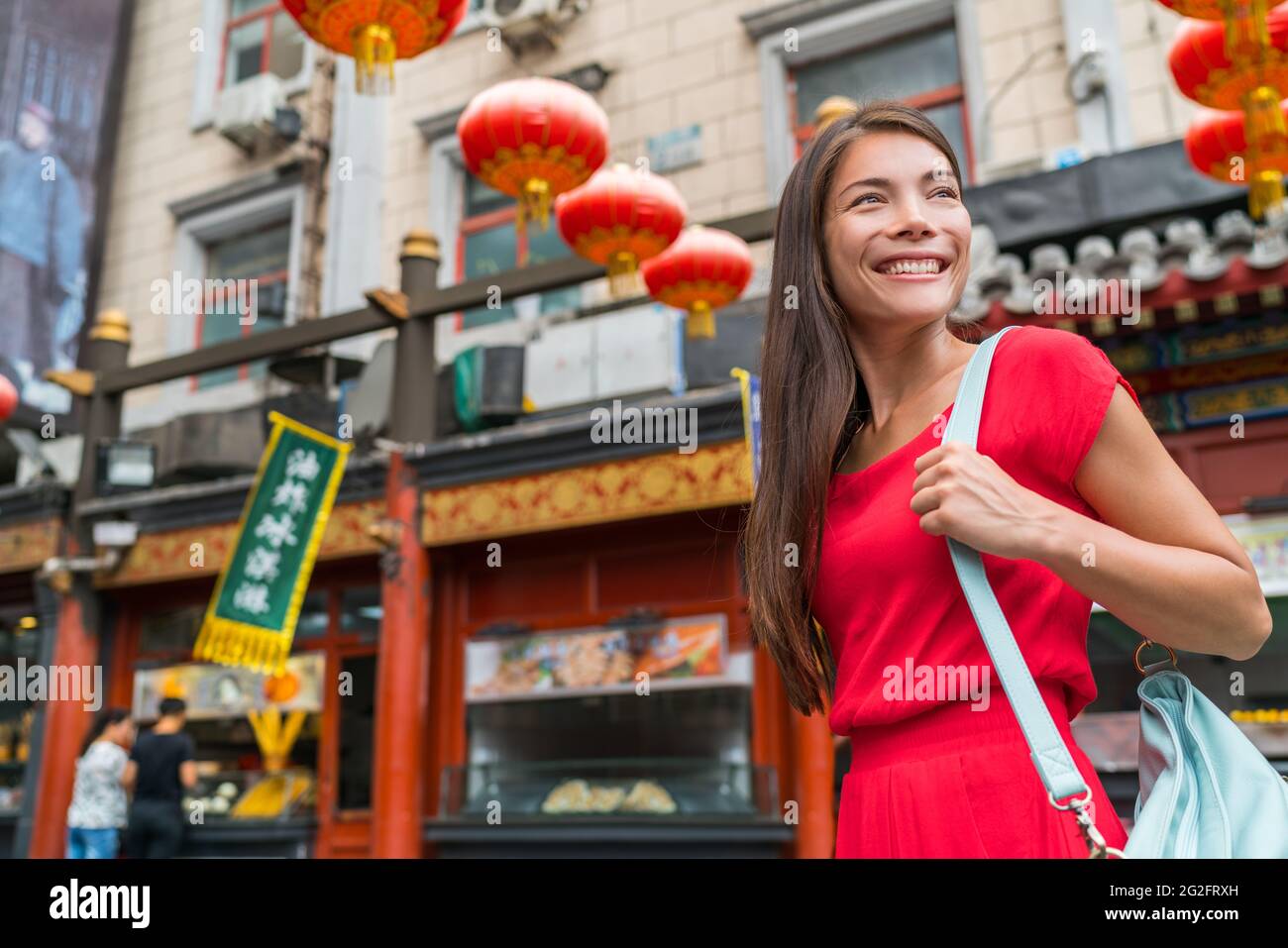 chinatown città stile di vita giovane donna asiatica a piedi in cinese strada urbana su viaggio cina. Destinazione turistica estiva in Asia. Ragazza turista che viaggia dentro Foto Stock