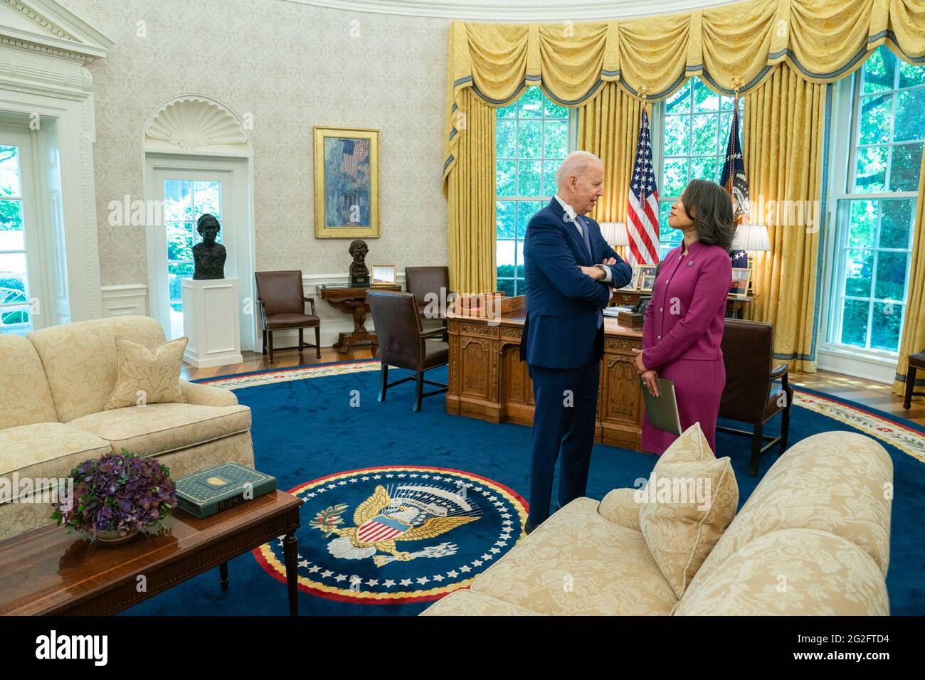 Il Presidente Joe Biden incontra la Rep. Lisa Blunt Rochester, (D-Del.), mercoledì 26 maggio 2021, Presso l'Ufficio ovale della Casa Bianca. (Foto ufficiale della Casa Bianca di Adam Schultz via Sipa USA) Nota: Le tariffe addebitate dall'agenzia sono solo per i servizi dell'agenzia e non sono, né sono intese, a trasmettere all'utente alcuna proprietà di Copyright o licenza nel materiale. L'agenzia non rivendica alcuna proprietà, inclusi, a titolo esemplificativo ma non esaustivo, il copyright o la licenza nel materiale allegato. Pubblicando questo materiale, l'utente accetta espressamente di indennizzare e detenere l'agenzia e i suoi amministratori, Foto Stock