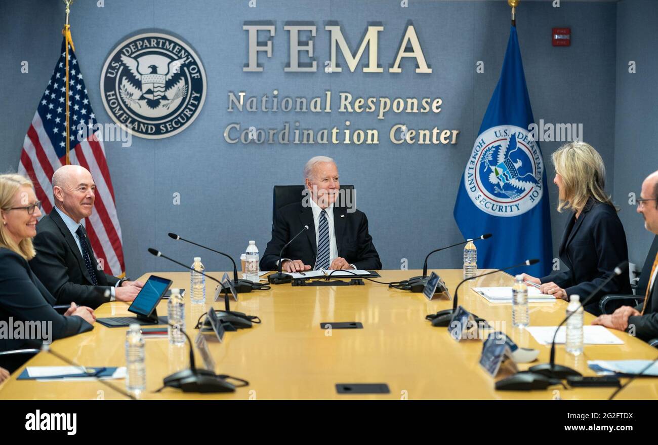 Il presidente Joe Biden partecipa a un briefing sulla stagione degli uragani 2021 lunedì 24 maggio 2021 presso la sede centrale della Federal Emergency Management Agency (FEMA) a Washington, D.C. (Foto ufficiale della Casa Bianca di Adam Schultz via Sipa USA) Nota: Le tariffe addebitate dall'agenzia sono solo per i servizi dell'agenzia e non, né sono destinate a, trasmettere all'utente alcuna proprietà di Copyright o licenza nel materiale. L'agenzia non rivendica alcuna proprietà, inclusi, a titolo esemplificativo ma non esaustivo, il copyright o la licenza nel materiale allegato. Pubblicando questo materiale, l'utente acconsente espressamente a tale materiale Foto Stock