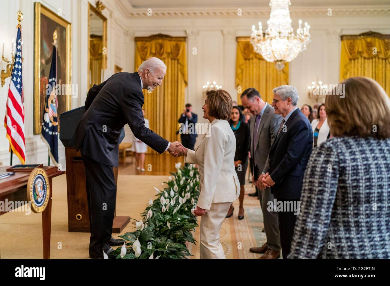 Il presidente Joe Biden saluta il presidente della Casa Nancy Pelosi in seguito alla firma del COVID-19 Hate Crimes Act giovedì 20 maggio 2021 nella stanza orientale della Casa Bianca. (Foto ufficiale della Casa Bianca di Cameron Smith via Sipa USA) Nota: Le tariffe addebitate dall'agenzia sono solo per i servizi dell'agenzia e non sono, né sono intese, a trasmettere all'utente alcuna proprietà di Copyright o licenza nel materiale. L'agenzia non rivendica alcuna proprietà, inclusi, a titolo esemplificativo ma non esaustivo, il copyright o la licenza nel materiale allegato. Pubblicando questo materiale, l'utente accetta espressamente di indennizzare e di Foto Stock