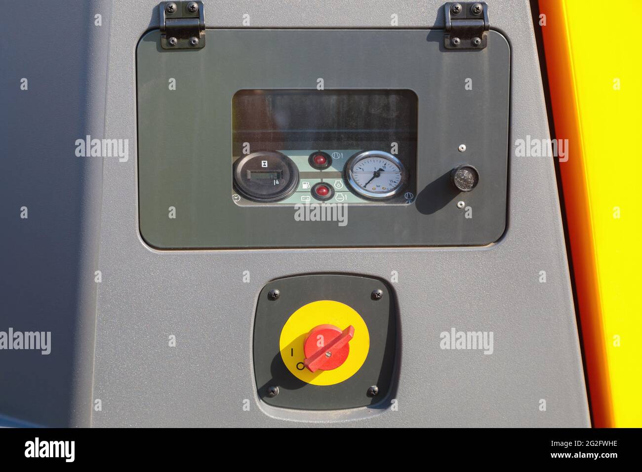 Primo piano degli strumenti di misurazione del manometro sul quadro di comando del compressore pneumatico. Foto Stock