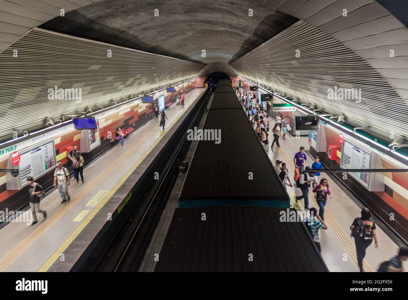 SANTIAGO, CILE - 28 MARZO 2015: Vista di una stazione della metropolitana a Santiago del Cile Foto Stock