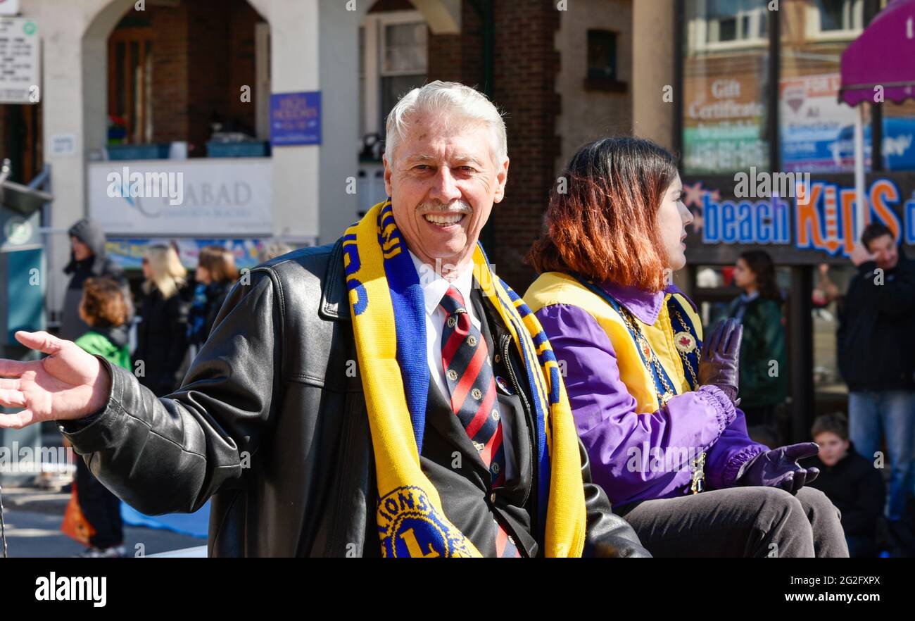 Toronto 2016 Beaches Lions Club Easter Parade: Membri della direttiva. La sfilata celebra il 50° anniversario nella Queen Street East durante la domenica di Pasqua Foto Stock