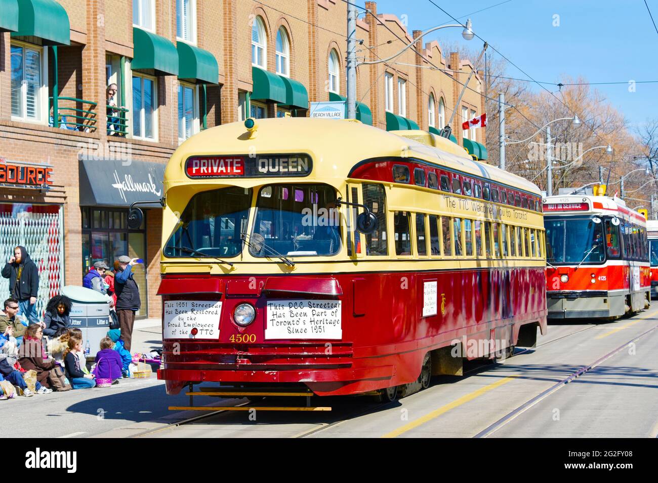 Toronto 2016 Spiagge Lions Club Easter Parade: Vintage TTC tram. La Parade festeggia il cinquantesimo anniversario in Queen Street East durante Pasqua S Foto Stock