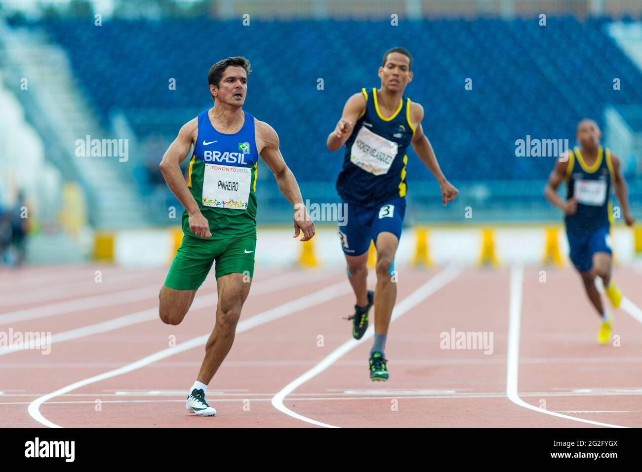 Edson Pinheiro (sinistra) vince la medaglia d oro in Uomini 100m T38 finale con 11.25 durante il 2015 Toronto Parapan Am Giochi Foto Stock