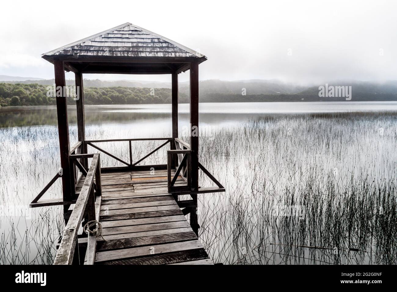 Molo in legno sul lago di Cucao nel parco nazionale di Chiloe, Cile Foto Stock