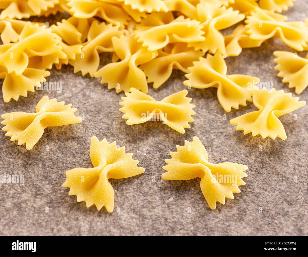 La pasta Fargalle secca si forma su un piano di lavoro in cucina Foto Stock