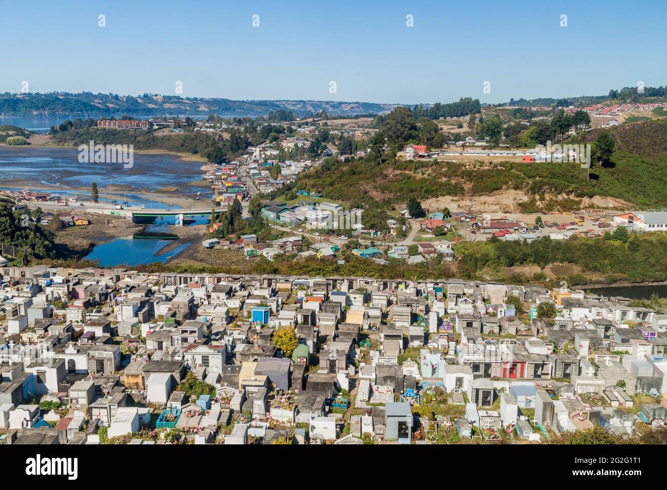 Veduta aerea di un cimitero a Castro, Isola di Chiloe, Cile Foto Stock