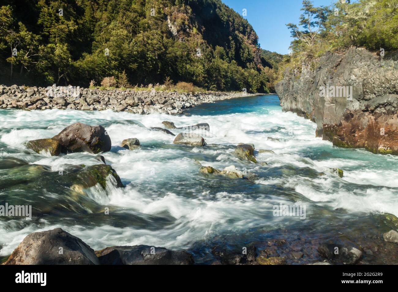 Rapide alle cascate Saltos del Petrohue nel Parco Nazionale Vicente Perez Rosales, Cile Foto Stock