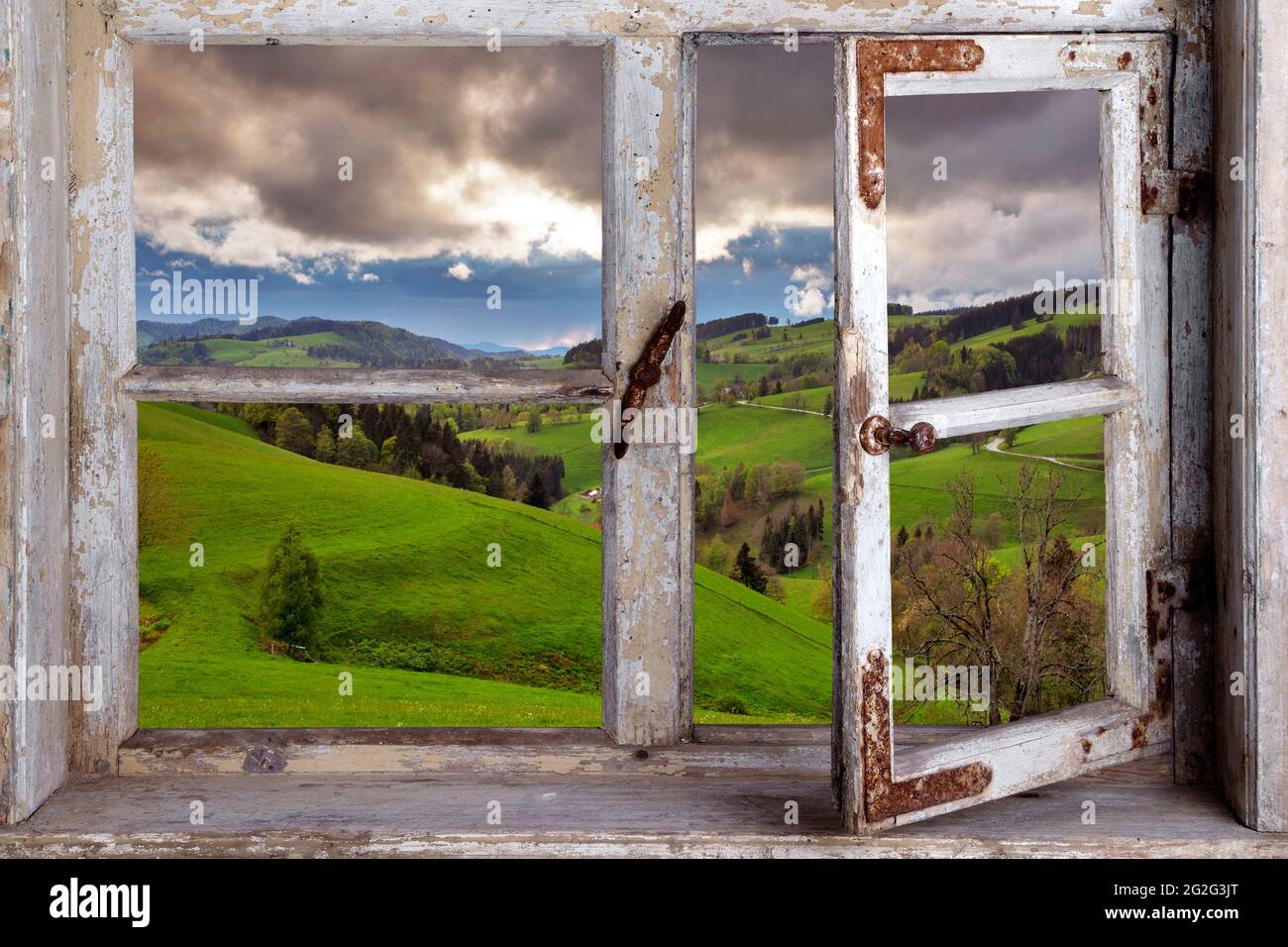 Vista attraverso una finestra sulla campagna Foto Stock