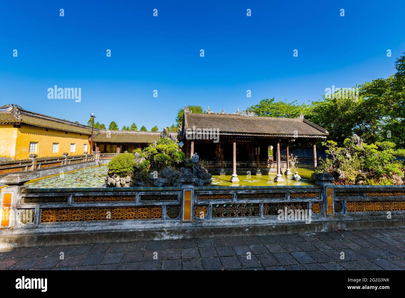 Bella foto di architettura della città imperiale - cittadella Hue, Vietnam. Luogo popolare dei visitatori senza turisti. Foto Stock