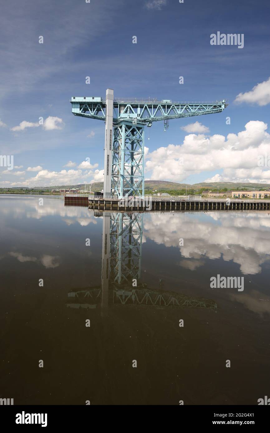 Titan Clydebank, più comunemente conosciuta come Titan Crane, è una gru a sbalzo alta 150 piedi (46 m) a Clydebank, West Dunbartonshire, Scozia. Foto Stock