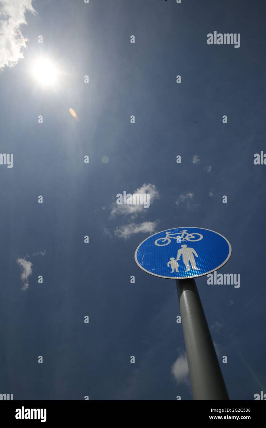 Cartello blu che mostra il sentiero comune e la pista ciclabile a Clydbank accanto al fiume Clyde, Scozia, Regno Unito Foto Stock