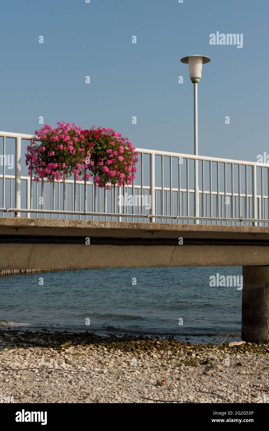 Molo con decorazioni floreali sul lago di Costanza, Germania Foto Stock