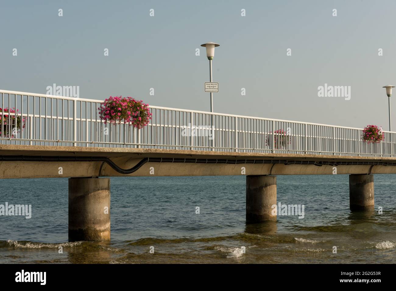 Molo con decorazioni floreali sul lago di Costanza, Germania Foto Stock