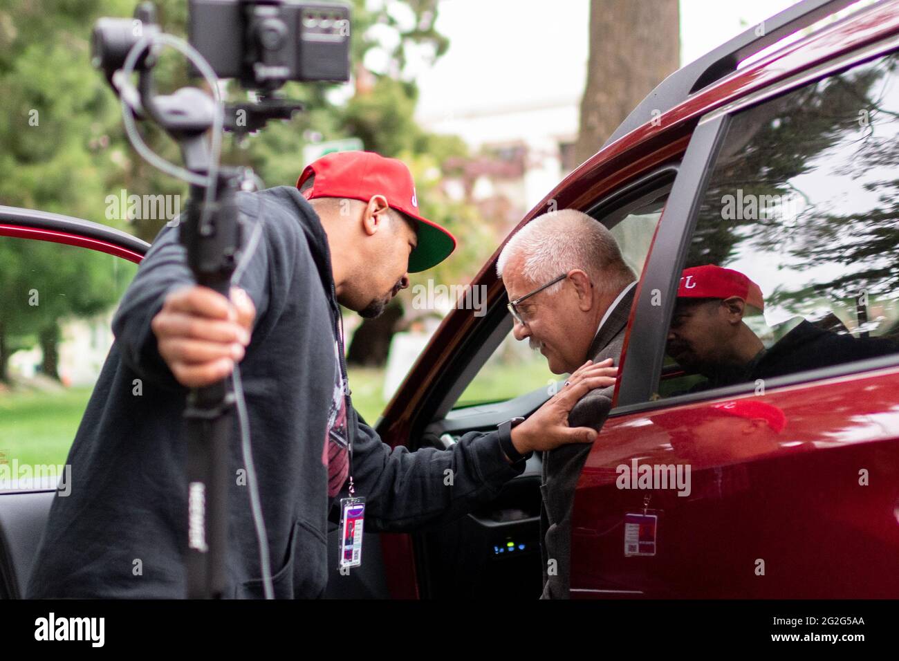 Il Rep. Mike Nearnam è consultato da un live streamer di estrema destra dopo che i legislatori dell'Oregon hanno votato 59-1 per espellerlo per aver lasciato i manifestanti nel Capitol Building il 21 dicembre 2020. È la prima volta nella storia dell'Oregon che un rappresentante seduto è stato espulso. Salem, Oregon, USA, 10 giugno 2021 (Mathieu Lewis-Rolland/SIPA USA) Foto Stock