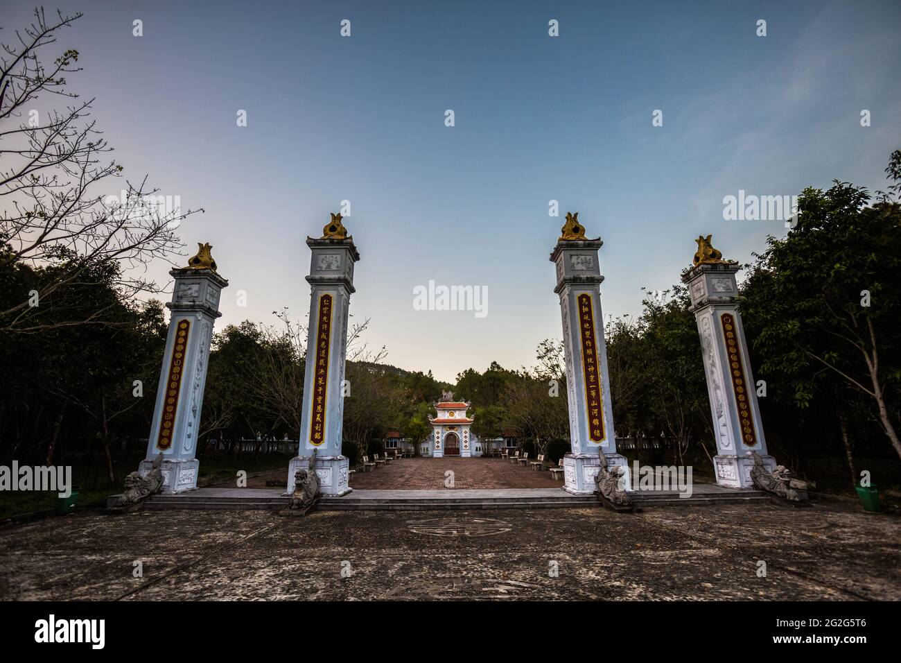 Bella foto colorata del tempio della principessa e dei cimiteri circostanti a Hue, Vietnam. Popolare luogo religioso senza turisti. Foto Stock