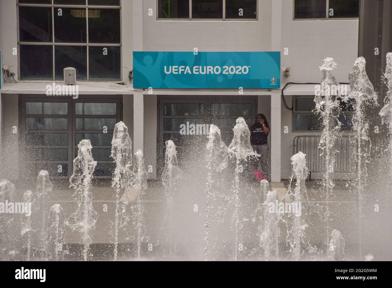 Londra, Regno Unito. 11 Giugno 2021. UEFA euro 2020 segno visto attraverso le fontane della SSE Arena a Wembley in vista del torneo di calcio, che si svolge 11 giugno - 11 luglio 2021. (Credit: Vuk Valcic/Alamy Live News) Foto Stock