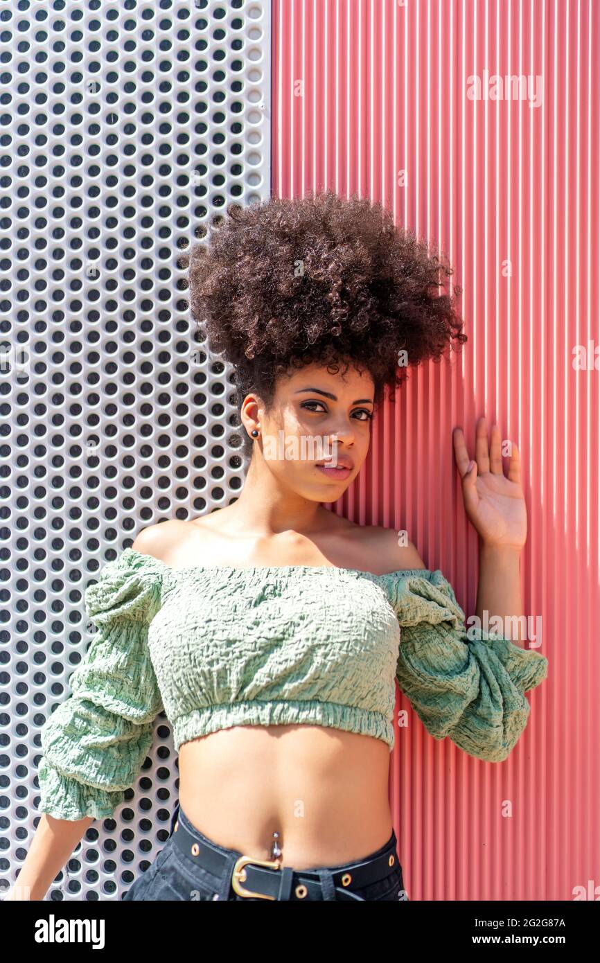 ritratto di bella donna con capelli afro Foto Stock
