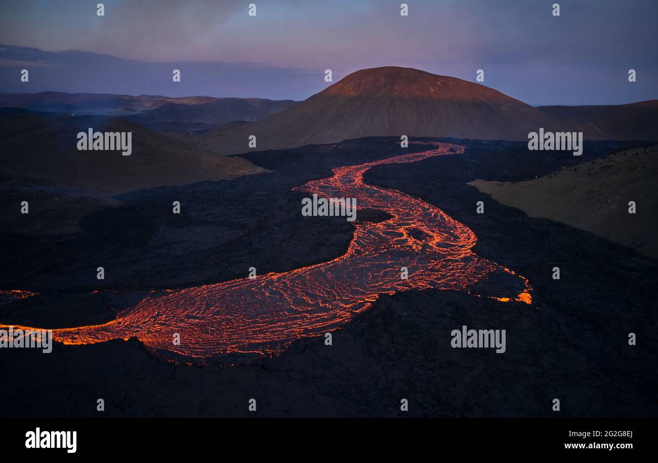 Lava fluente nelle montagne vulcaniche Foto Stock