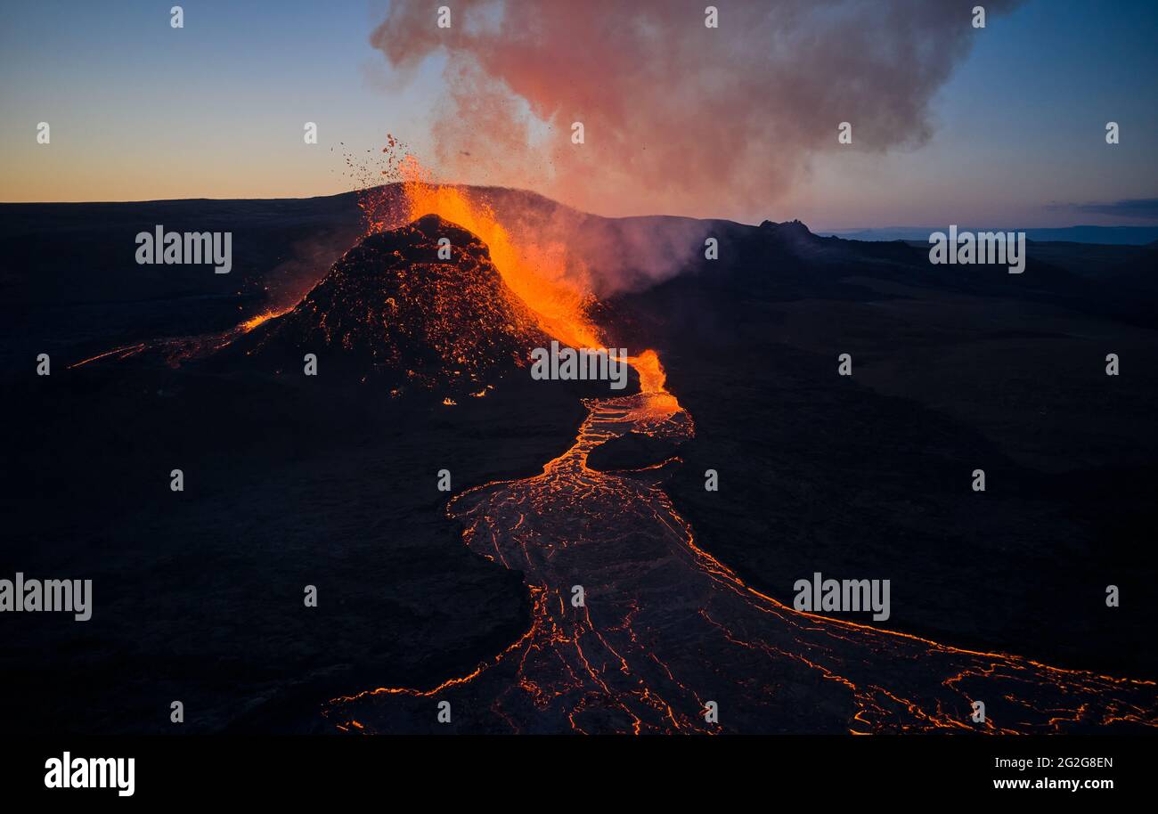 Paesaggio eruzione del vulcano durante la notte Foto Stock