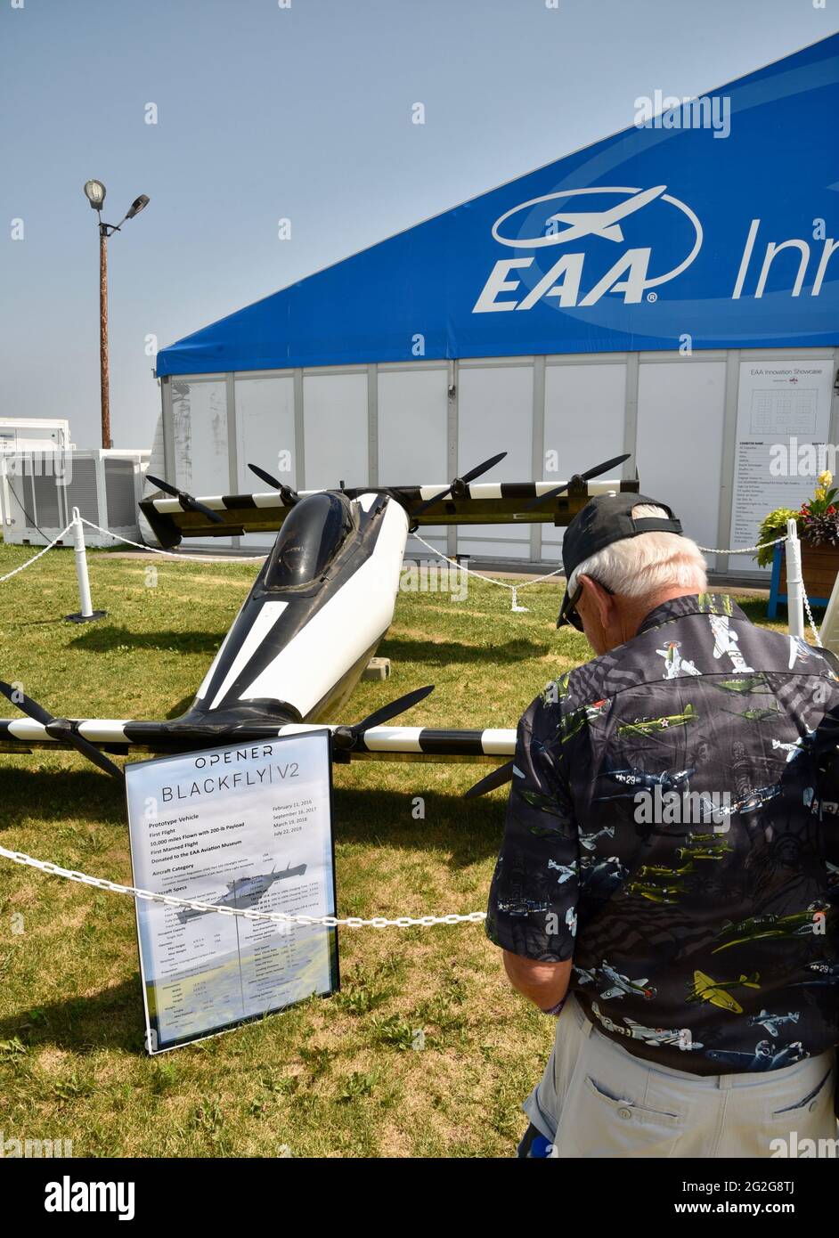 Spettatore che guarda Opener BlackFly 2 elettrico, decollo verticale e atterraggio (VTOL) aeromobili passeggeri in esposizione a EAA AirVenture, Oshkosh, WI, USA Foto Stock