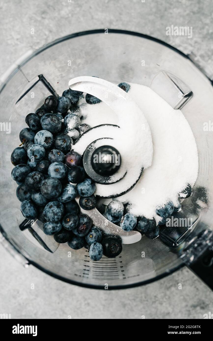 Robot da cucina con mirtilli e zucchero Foto Stock