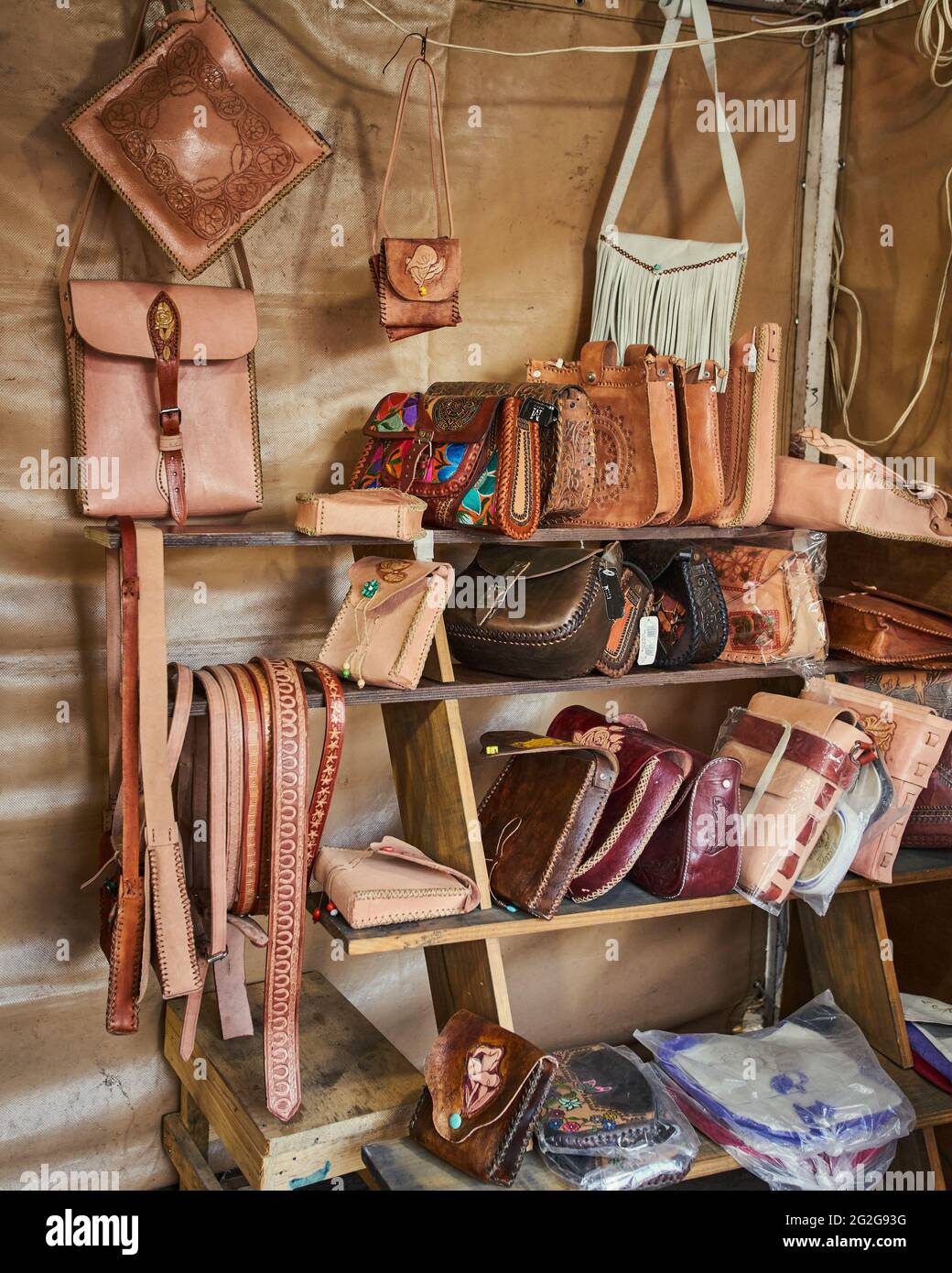 Borse e cinture in pelle fatte a mano da artigiani di Autlan de Navarro  Foto stock - Alamy