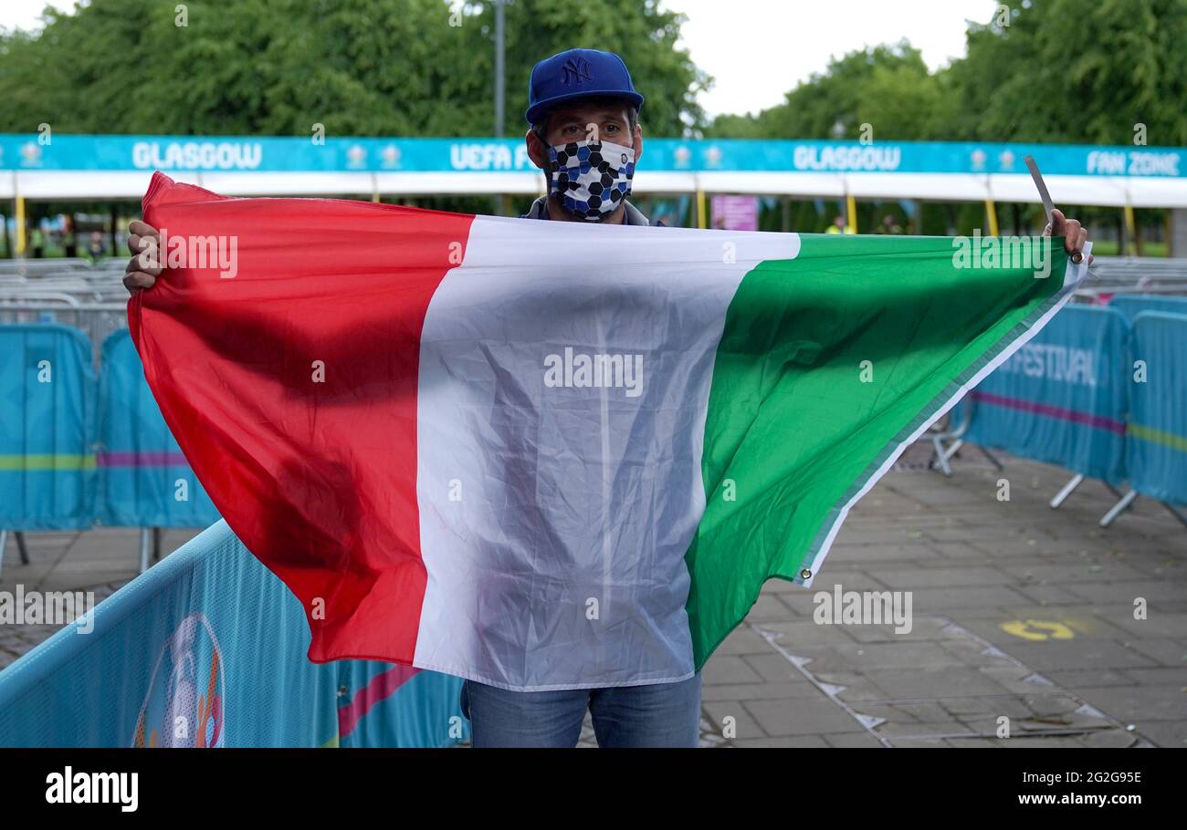 Un fan italiano arriva a Glasgow Green per assistere alla partita di apertura del Gruppo UEFA Euro 2020 tra Turchia e Italia che si tiene allo Stadio Olimpico, Italia. Data immagine: Venerdì 11 giugno 2021. Foto Stock