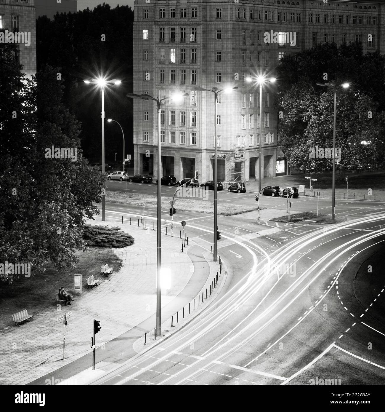 Sentieri leggeri del traffico stradale sulla Strausberger Platz di Berlino di notte. Foto Stock