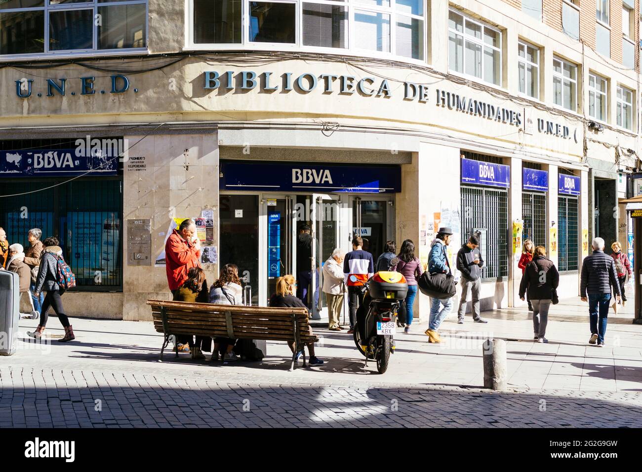 Biblioteche umanistiche, Università Nazionale di Educazione a distanza (UNED). Plaza de Lavapiés - Piazza Lavapies. Il quartiere turistico di Lavapiés si trova in Th Foto Stock