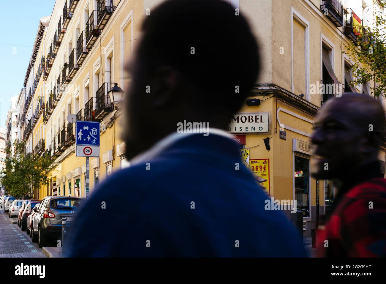 Lavapiés è un quartiere storico della città di Madrid. Ora la sua grande popolazione immigrata gli ha dato un sapore esotico e cosmopolita e attingere Foto Stock