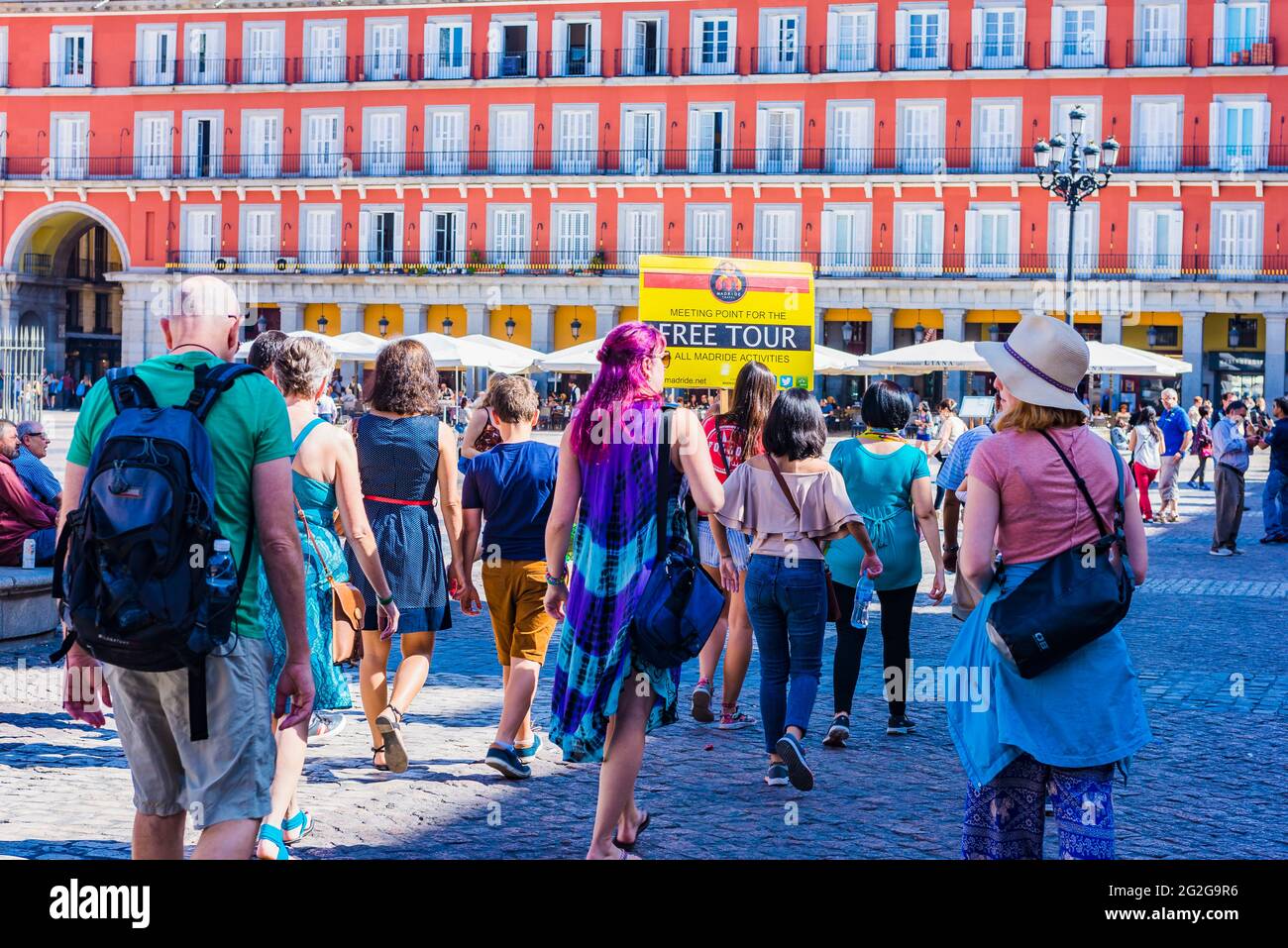 I turisti seguono la guida in un tour gratuito. Plaza Mayor, la piazza principale, è uno dei principali spazi pubblici nel cuore di Madrid, la capitale della Spagna. Madrid, Foto Stock