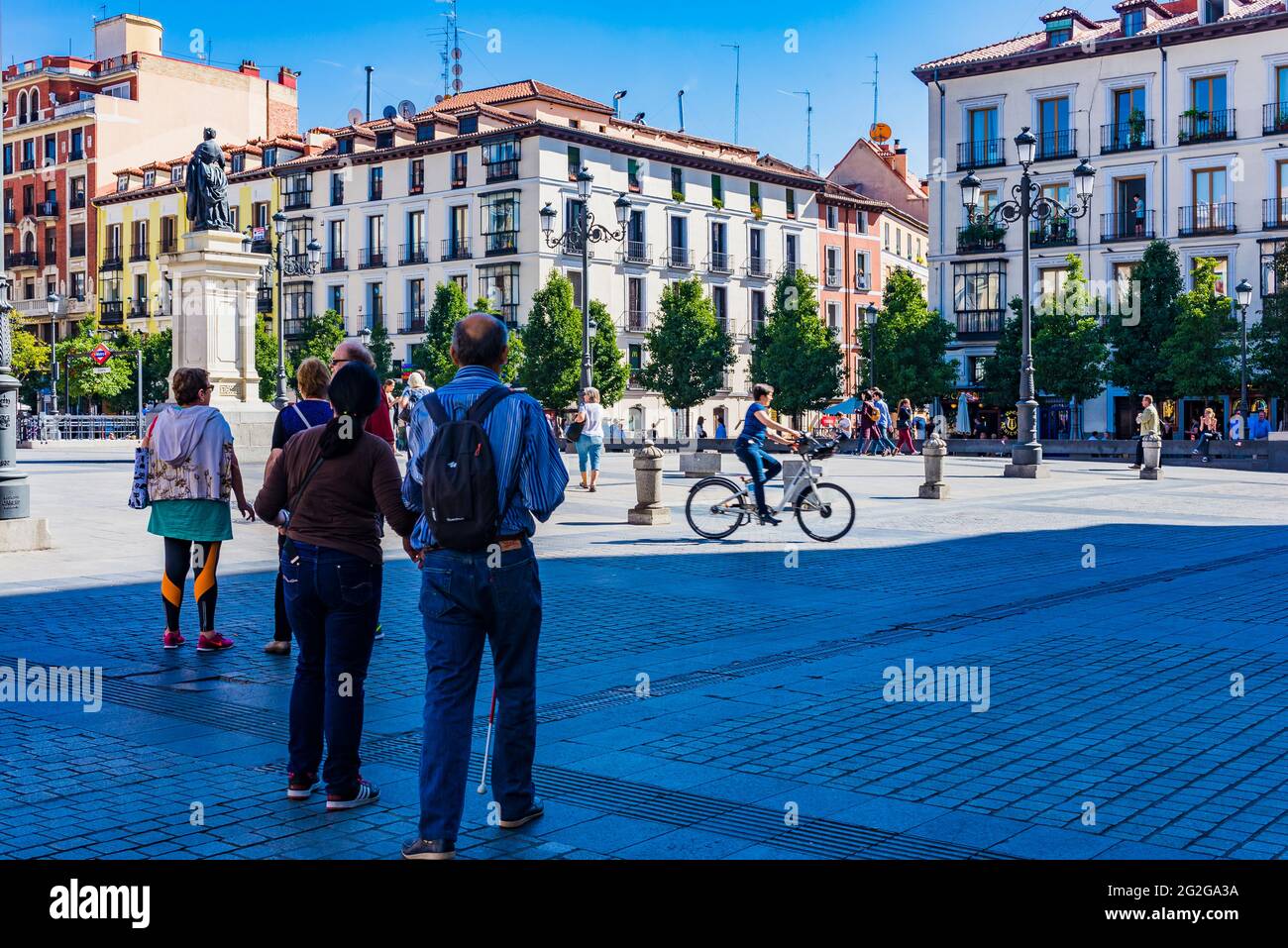 Plaza de Isabel II, conosciuta anche come Plaza de Ópera, è una piazza storica pubblica tra i quartieri Sol e Palacio, nel quartiere centrale di Madrid. Foto Stock