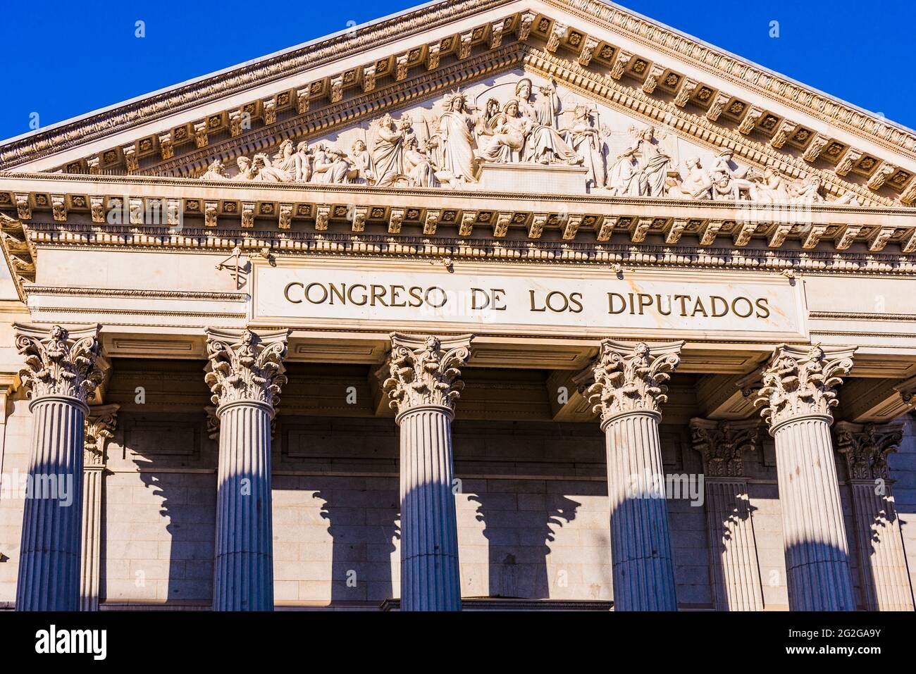 Il Palacio de las Cortes è un edificio a Madrid dove si incontra il Congresso spagnolo dei deputati. Fu costruito da Narciso Pascual Colomer nel neoclassico Foto Stock