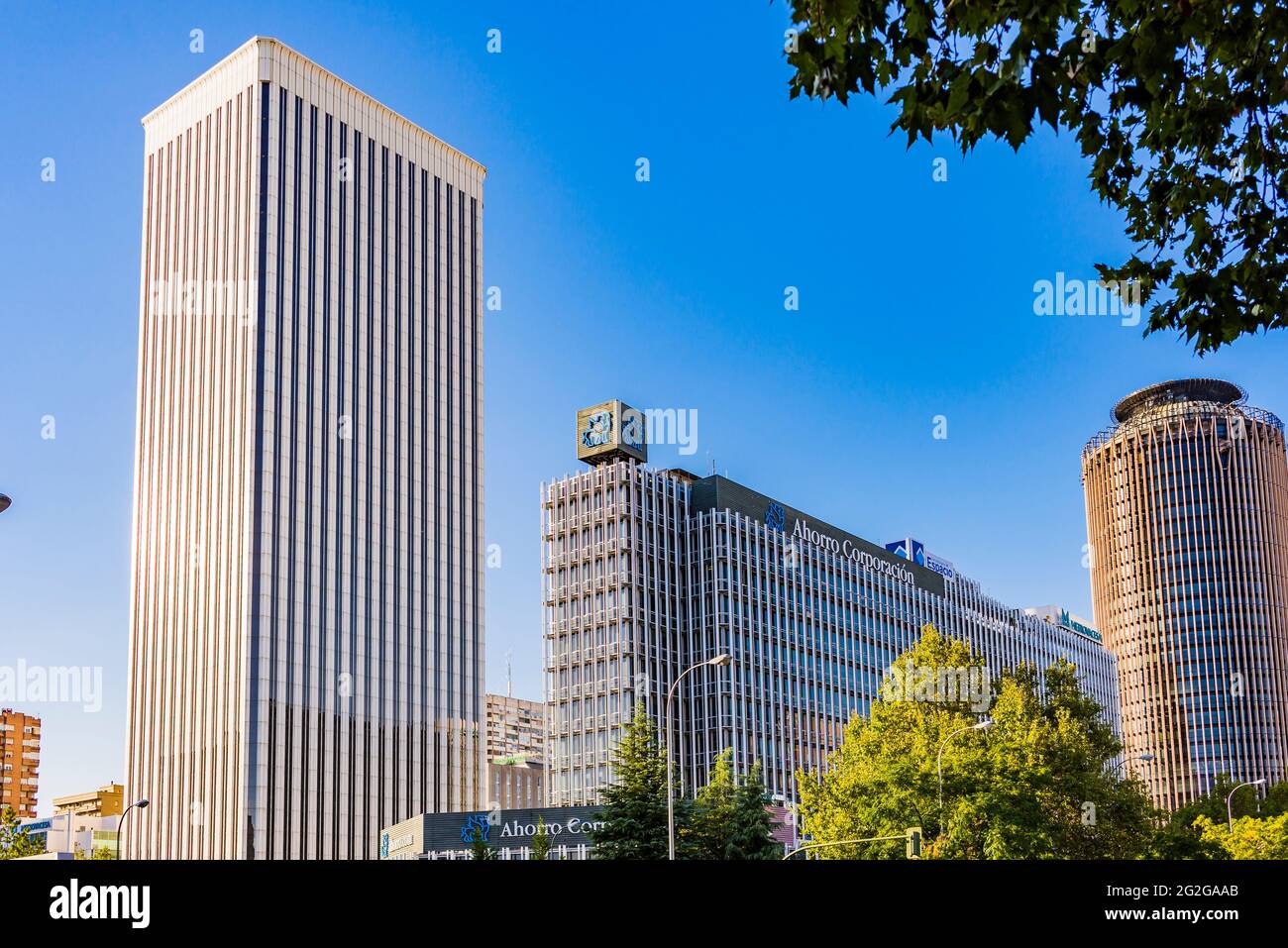Piazza Picasso. Torre Picasso a sinistra e Banca Mach al centro e Torre d'Europa a destra. Quartiere degli affari di Azca. Madrid, Spagna, Europa Foto Stock