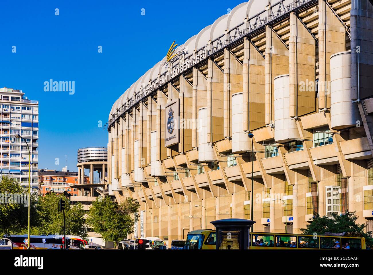 Vista esterna ovest dello stadio. Lo stadio Santiago Bernabéu, Estadio Santiago Bernabéu, è uno stadio di calcio di Madrid. Con una seduta attuale c Foto Stock