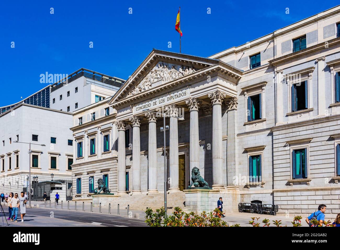 Il Palacio de las Cortes è un edificio a Madrid dove si incontra il Congresso spagnolo dei deputati. Fu costruito da Narciso Pascual Colomer nel neoclassico Foto Stock