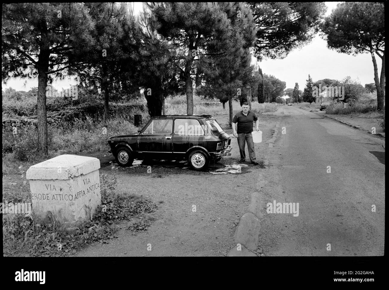 Roma Italia Via Appia Appia Via Appia 1989 la Via Appia è una delle più antiche e strategicamente più importanti strade romane dell'antica repubblica. Collega Roma a Brindisi, nel sud-est dell'Italia. La strada prende il nome da Appio Claudio Caecus, il censore romano che iniziò e completò la prima sezione come strada militare a sud nel 312 a.C. durante le Guerre Sannite. Foto Stock