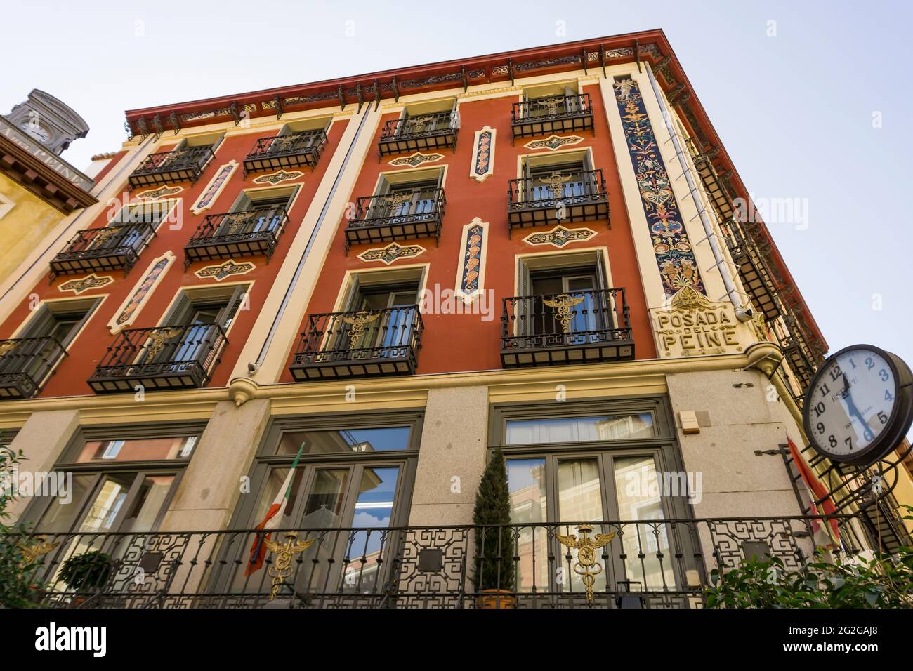 Bella decorazione sulla facciata di 'la Posada del Peine', Hotel. Via la SAL, intorno alla Plaza Mayor - piazza principale. Madrid, Comunidad de madrid, Foto Stock