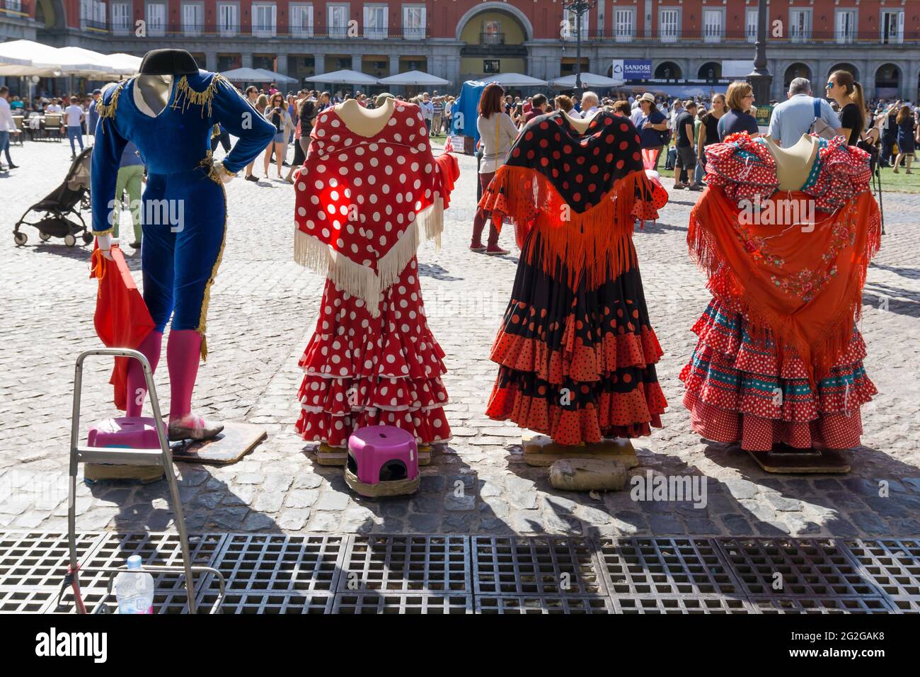 Manichini senza testa per foto turistiche. Plaza Mayor - Piazza principale. Madrid, Comunidad de madrid, Spagna, Europa Foto Stock