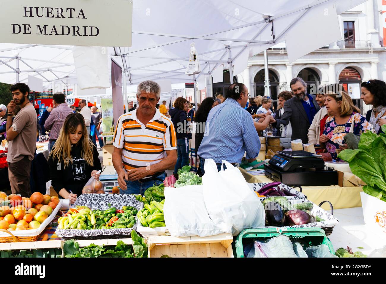 Fiera vendita prodotti km 0 Madrid frutteti. Plaza de Isabel II, conosciuta anche come Plaza de Ópera, è una piazza storica pubblica tra il Sol e il Palacio Foto Stock
