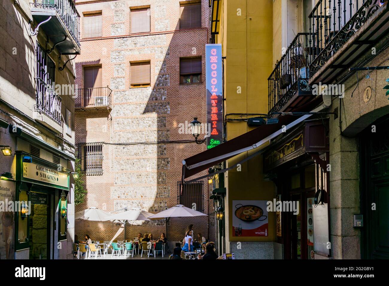 L'Chocolatería San Ginés è una caffetteria del Pasadizo de San Ginés, nel centro di Madrid, in un passaggio vicino alla chiesa di San Ginés. Ha servito principalmente Foto Stock