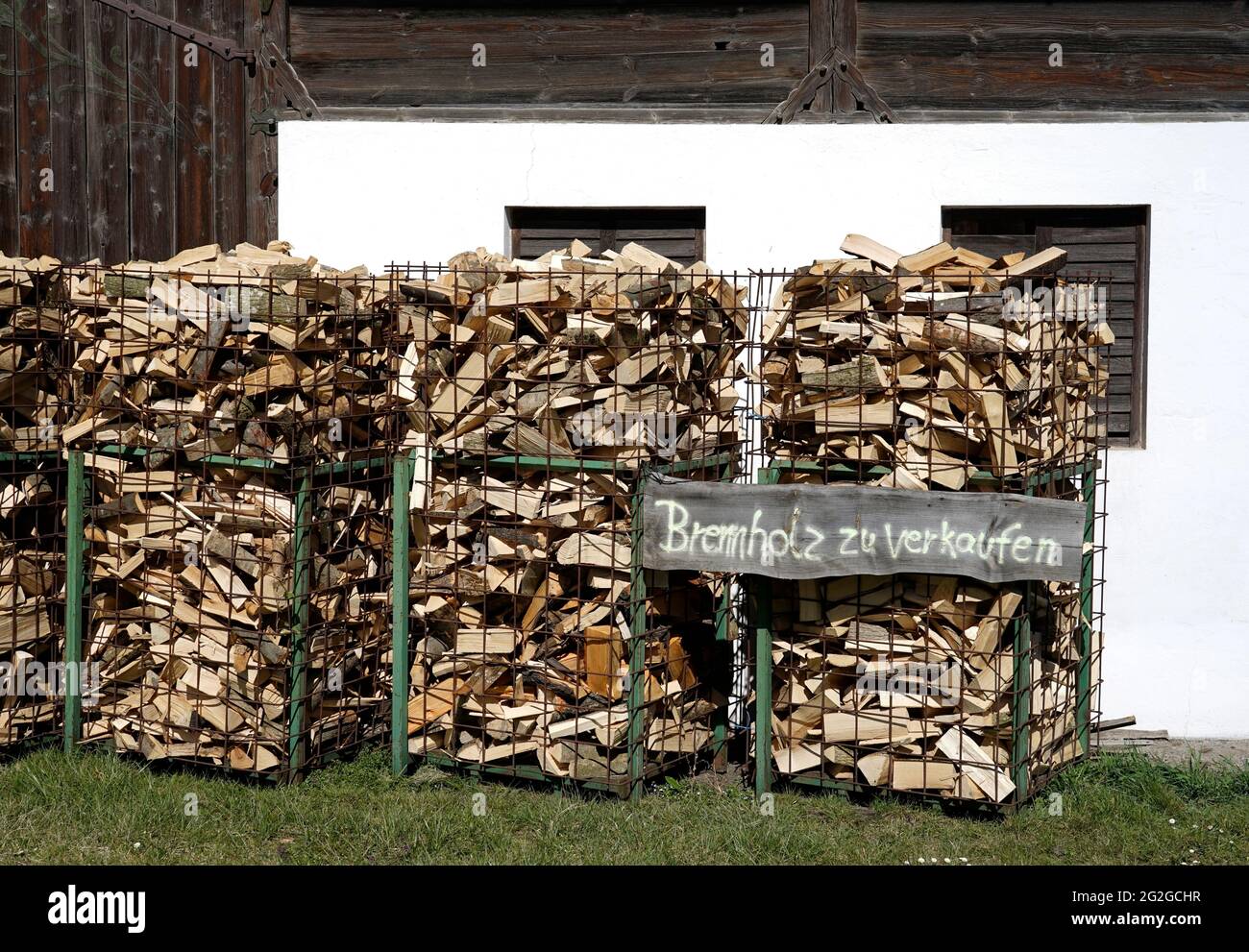 Germania, Baviera, alta Baviera, distretto di Altötting, azienda agricola, legna da ardere, container, vendita Foto Stock