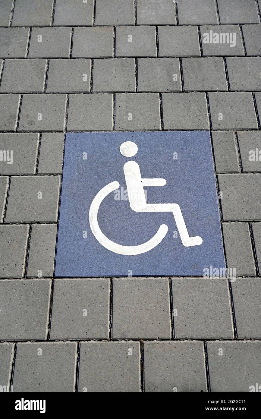 Germania, Baviera, distretto di Altötting, supermercato, parcheggio per disabili, pavimento pavimentato, sedia a rotelle, simbolo Foto Stock