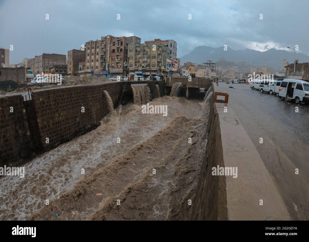 Taiz / Yemen - 01 Feb 2018 : piogge pesanti e torrenti torrenziali nella città di Taiz, Yemen Foto Stock