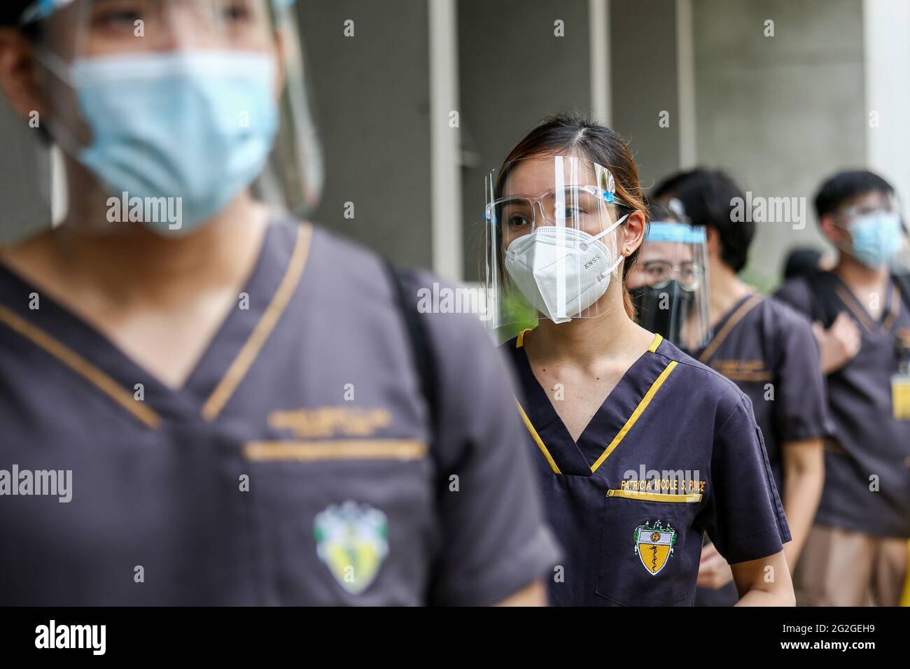 Manila, Filippine. 10 Giugno 2021. Gli studenti di medicina che indossano maschere protettive come precauzione contro la coda COVID-19 quando entrano all'interno di un edificio per la loro lezione faccia a faccia all'Università di Santo Tomas. L'università ha iniziato le sue classi faccia a faccia limitate dopo che il governo ha permesso la ripresa della formazione pratica e delle classi di laboratorio nei campus, osservando i protocolli sanitari per prevenire la diffusione della malattia del coronavirus. Foto Stock