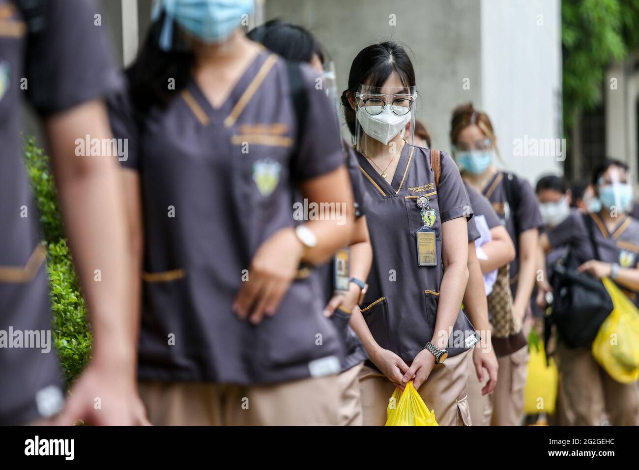 Manila, Filippine. 10 Giugno 2021. Gli studenti di medicina che indossano maschere protettive come precauzione contro la coda COVID-19 quando entrano all'interno di un edificio per la loro lezione faccia a faccia all'Università di Santo Tomas. L'università ha iniziato le sue classi faccia a faccia limitate dopo che il governo ha permesso la ripresa della formazione pratica e delle classi di laboratorio nei campus, osservando i protocolli sanitari per prevenire la diffusione della malattia del coronavirus. Foto Stock